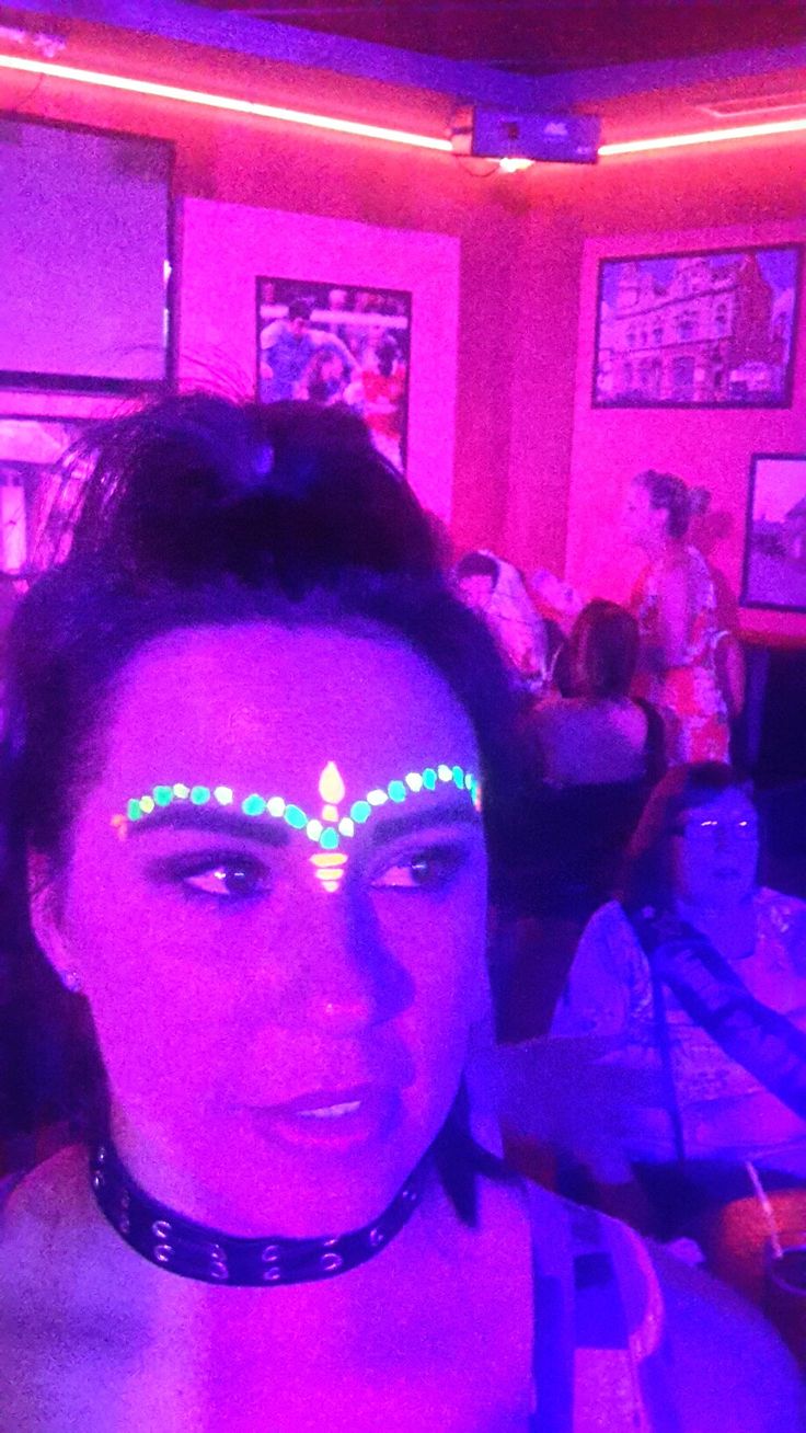 Glow In The Dark Face Paint Ideas Easy, Neon Face Paint Ideas Simple, Glow Face Paint, Uv Face Paint, Neon Face Paint, Glow Run, Uv Makeup, Festival Paint, Glitter Bar