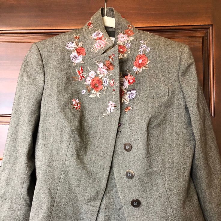 Pant And Jacket Suit Set With Flower Embroidery Around The Collar Suit Embroidery, Womens Worth, Jacket Suit, Flower Embroidery, Suit Set, Embroidery Flowers, Blazer Suit, Women's Jacket, Suit Jacket