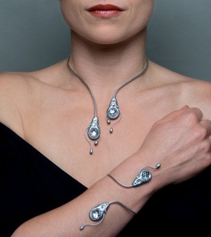 Sci Fi Jewelry, Futuristic Jewelry, Smart Textiles, Glow Jewelry, Sci Fi Fashion, Wearables Design, Cyberpunk Fashion, Futuristic Fashion, Wearable Tech