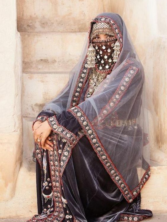 Yemeni Clothes, Modern Bridal Dress, Arabic Clothing, Art Deco Hair, Ethno Style, Wolf Photography, Cultural Clothing, Niqab Fashion, Arab Culture