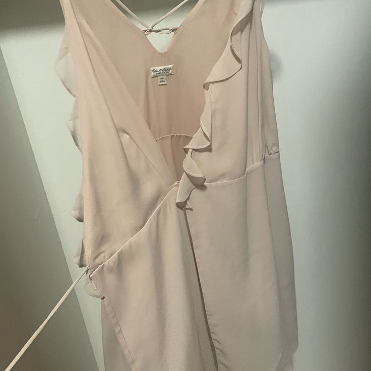 Never Worn Pink V-neck Dressy Mini Dress, Blush Sleeveless Spring Dress, Spring Sleeveless Blush Dress, Blush Sleeveless Dress For Spring, Sleeveless Blush Dress For Spring, Pink V-neck Mini Dress, Chic Blush Spring Dress, Blush Mini Dress With Ruffles For Summer, Elegant Pink Mini Dress For Day Out