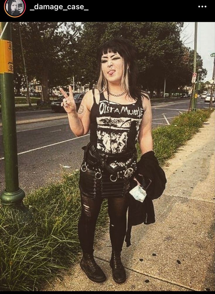 Girl Punk Outfits, Female Metalhead Outfit, Punk Rock Girl Outfits, Crust Punk Girl, Punk Rock Girl Aesthetic, 80s Punk Fashion Women, Punk Girl Style, Punk Fashion 90s, Punk Rock Fashion Women