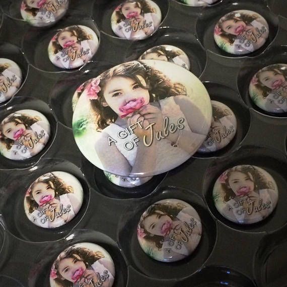 a bunch of buttons that have pictures on them with the names of people in them