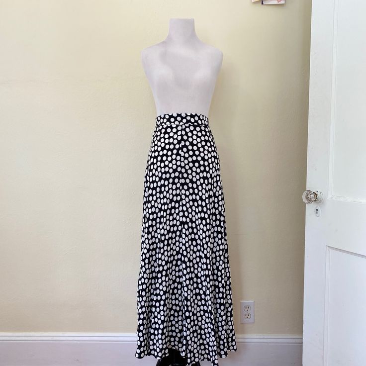 Zara Black & White Polka Dot High Waisted Maxi Skirt Zara Fitted Pleated Maxi Skirt, Fitted Polka Dot Skirt For Day Out, Fitted Long Skirt In Polka Dot, Fitted Polka Dot Long Skirt, High Waisted Plaid Skirt, Black And White Polka Dot Skirt, High Rise Denim Skirt, Brown Maxi Skirts, White Polka Dot Skirt