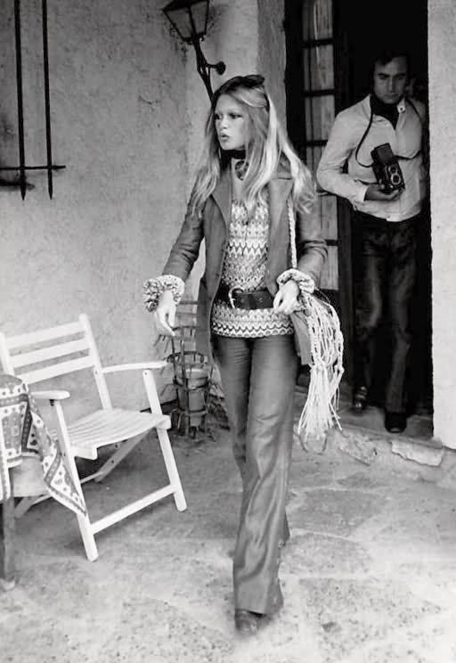 Bridgette Bardot, Bridget Bardot, Bardot Style, 60s 70s Fashion, Walking Down The Street, 70s Outfits, French Girl Style, Jane Birkin, Brigitte Bardot