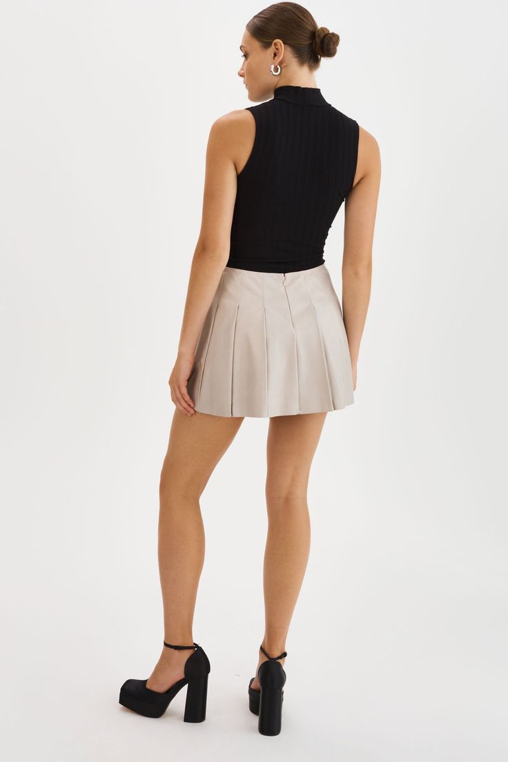 The Juliana Pleated Skirt is effortlessly feminine with its playful pleats and mini length. Pair it with sneakers and an oversized sweater for a casual look, or dress it up with knee-high boots for an evening ensemble. Knife Pleats, Pull Oversize, Des Baskets, Oversized Sweater, Invisible Zipper, High Boots, Knee High Boots, Pleated Skirt, Knee High