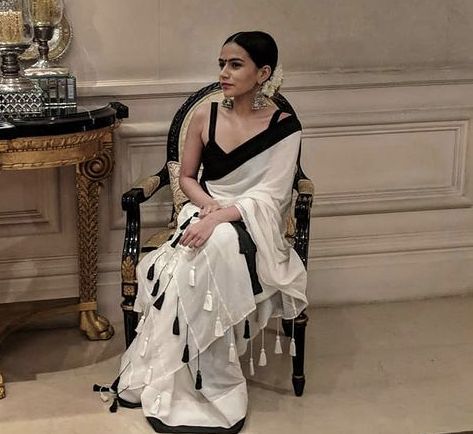 Black And White Cotton Saree, Blazer With Saree, Komal Pandey Saree Outfits, Komal Pandey Saree, Farewell Sarees School, Saree Styles Modern Classy, White Linen Saree, Office Wear Saree, Black And White Saree