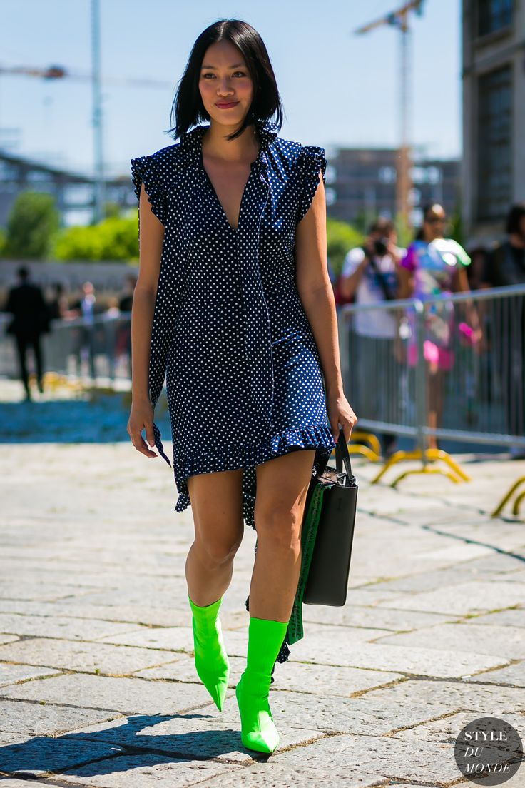 Neon Green Shoes Outfit, Neon Green Shoes, Thrift Outfits Ideas, Boujee Boutique, Shoes Street Style, Tiffany Hsu, Maximalist Outfit, Milan Men's Fashion Week, Elegant Blazers