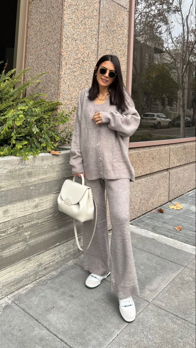 White Shirt And Jeans Outfit Pregnant, Chic Outfits Pregnant, Maternity Outfit Ideas Fall, Comfy Maternity Work Outfit, Work Friendly Maternity Outfits, Pregnant Fall Looks, Taylor Frankie Paul Outfits, Paris Maternity Outfits, Maternity Outfits Rainy Day