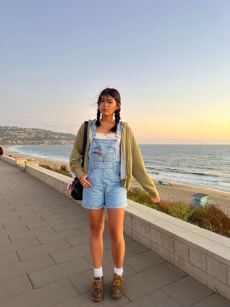 Shortfalls Outfits, 90s Overall Shorts Outfit, How To Style Overall Shorts Summer Outfits, Summer Fits Overalls, How To Style Short Overalls Summer, Fall Overall Shorts Outfits, Short Overalls Outfit Summer Aesthetic, Shortalls Outfit Spring, How To Style Shortalls