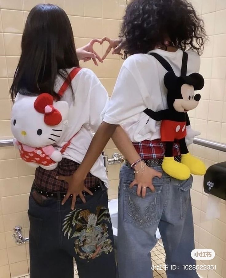 #matching #besties #trendy #trendystreetstyle #mickey #hellokitty Duo Instagram Pictures, Y2k Pictures, Y2k Outfits Aesthetic, Bff Matching Outfits, Picture Profile, Bff Matching, Bestie Outfits, Matching Outfits Best Friend, Best Friend Outfits