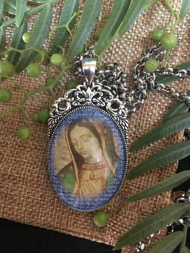 Our Lady of Guadapule. Images covered with glass. Tibetan silver with steel chain. It is recommended not to wet, for further preservation of the image. Virgin Of Guadalupe, Image Cover, Miraculous Medal, Our Lady, Steel Chain, Pendant Necklaces, Necklace Lengths, Spain, Necklaces