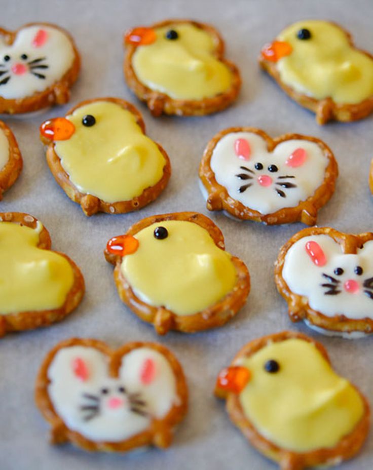 small cookies decorated to look like cats and mice with yellow icing on the top