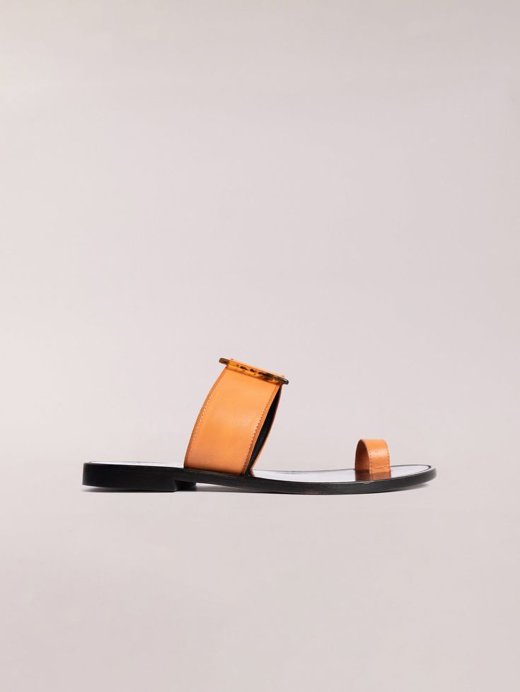 Sandalia ultra flat 100% piel color anaranjado, una ideal hebilla decorativa y agarre en el primer dedo. Combina estas sandalias con el Top Felice Naranja y la Falda Felice naranja para un total look anaranjado y veraniego. Hecho en España 100% piel Summer Toe Loop Sandals With Tang Buckle, Toe Loop Sandals With Tang Buckle For Summer, Spring Toe Loop Sandals With Tang Buckle, Summer Slides With Tang Buckle And Single Toe Strap, Summer Sandals With Single Toe Strap And Tang Buckle, Orange Single Toe Strap Sandals For Spring, Summer Slides With Single Toe Strap And Tang Buckle, Orange Sandals With Buckle Closure For Vacation, Orange Leather Sandals For Vacation