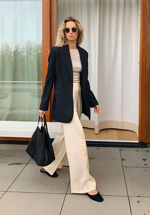 Long black blazer, wide-leg knit pants, ballet flats, tote Black Blazer Outfit, Black And White Outfit, Mode Casual, Mein Style, Outfit Look, Fashion Weeks, Blazer Outfits, 가을 패션, Business Casual Outfits