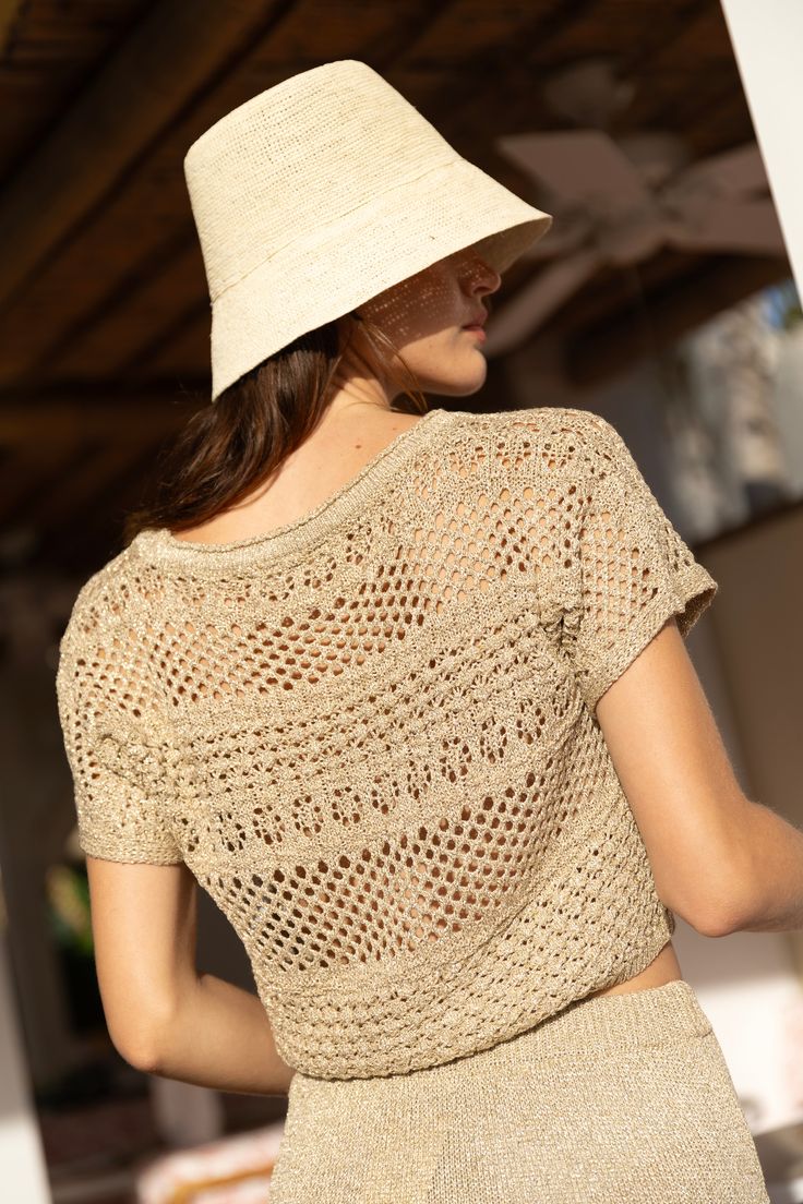 Fabriqué en Italie. Sublimez votre style avec ce magnifique crop top en crochet lurex. Chic Cropped Pointelle Knit Crop Top, Chic Pointelle Knit Crop Top, Chic Open Knit Crop Top, Chic Crochet Lace Crop Top For Vacation, Chic Crochet Crop Top In Knit Material, Summer Cropped Pointelle Knit Top, Fitted Textured Crochet Top For Beach, Chic Crochet Knit Crop Top, Vacation Crop Top With Open Knit