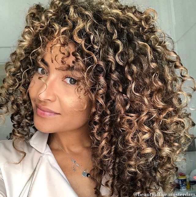 Redken Brunette, Curly Hair Color Ideas, Curly Hair Color, Dyed Curly Hair, Natural Curly Hair Cuts, Highlights Curly Hair, Brunette Blonde, Curly Hair Photos, Colored Curly Hair