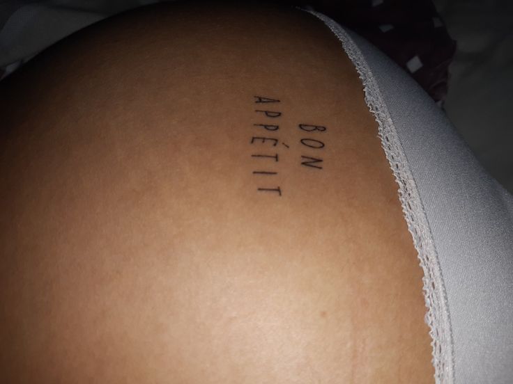 there is a tattoo on the back of a woman's thigh that reads aprepit now