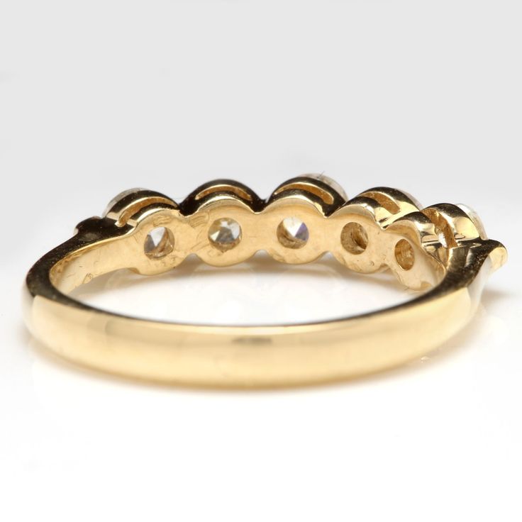 Prächtiger .90 Karat Natürlicher Diamant 14K Massiver Gelbgold Ring Empfohlener Ersatzwert: ca. $6.900.00 Gestempelt: 14K Natürlicher Rundschliff Diamanten Gewicht: ca. 0,90 Karat (Farbe G-H / Klarheit SI1-SI2) Die Breite des Ringes beträgt: 3,68mm Ringgröße: 6 (freie Größe verfügbar) Artikel Gesamtgewicht: Ca. 2,3 Gramm Haftungsausschluss: Alle Gewichte, Maße und Farben sind ungefähre Angaben und können leicht von den aufgeführten Maßen oder wie auf dem Bild zu sehen abweichen. Alle Bilder sind vergrößert, um die kleinsten Details zu zeigen. Die tatsächliche Gewichts- und Größenbewertung entnehmen Sie bitte der Artikelbeschreibung. Emerald Cut Aquamarine Ring, Expensive Rings, Emerald Cut Rings, Gold Band Ring, Aquamarine Rings, Ring Photos, Natural Aquamarine, Yellow Gold Ring, Natural Emerald