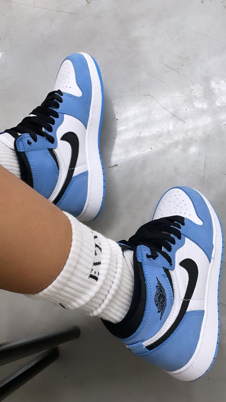 Sky Blue Sneakers, Nike Shoes Blue, Custom Sneakers Diy, Estilo Cholo, Pretty Sneakers, Nike Fashion Shoes, Kicks Shoes, Jordan Shoes Retro, All Nike Shoes