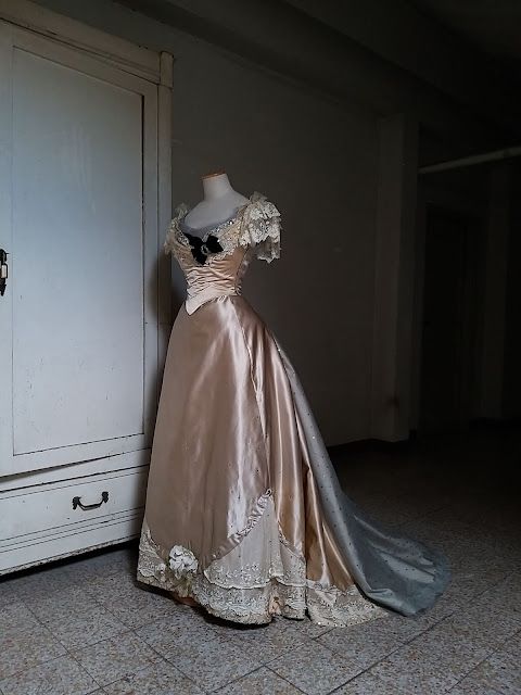 1890s Dress, 1800s Dresses, Historical Gowns, Victorian Gown, Victorian Era Fashion, Ancient Dress, 1890s Fashion, 1800s Fashion, 20th Century Fashion