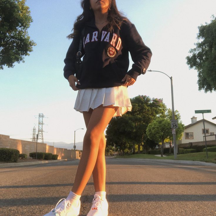 pleated skirt w a sweatshirt. streetwear, indie, y2k Skater Skirt Hoodie Outfit, Hoodie Pleated Skirt Outfit, Tomboy Outfits Skirts, Sweatshirt With Pleated Skirt, Oversized Sweatshirt With Skirt, Skirt And Baggy Shirt, Pleated Skirt With Sweatshirt, Oversized Hoodie With Skirt, Casual Pleated Skirt Outfit