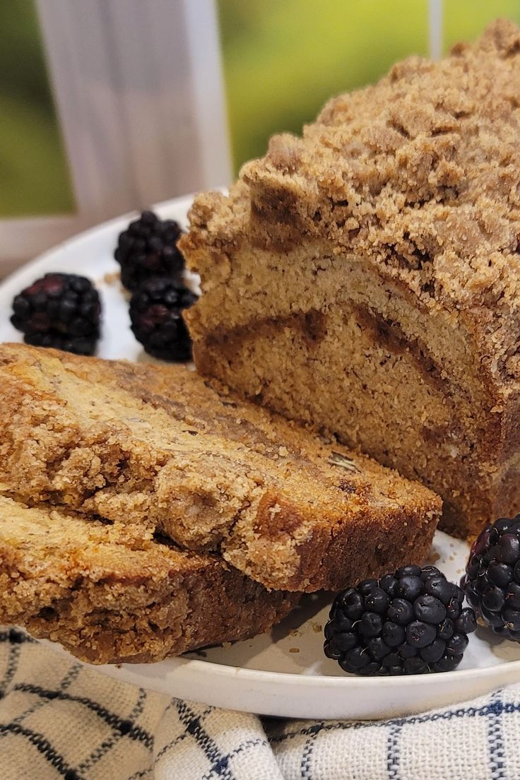 Banana bread slice on a plate Banana Streusel Bread, Banana Bread With Streusel Topping, Banana Bread With Streusel, Banana Crumb Cake, Super Moist Banana Bread, Flours Banana Bread, Banana Bread Ingredients, Homemade Bread Recipes, Moist Banana Bread