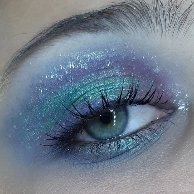 Makeup Inspo Blue Eyes, Halloween Jellyfish, Jellyfish Makeup, Jellyfish Core, Ocean Makeup, Mermaid Lip, Insane Makeup, Pony Aesthetic, Eye Makeup Inspo