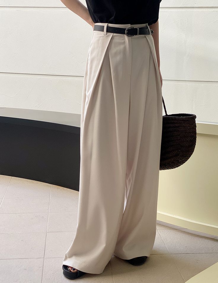 Beige Pants Outfit, Pixie Market, Style Guru, Knee Pants, High Waist Wide Leg Pants, Beige Pants, Trouser Pants Women, Pleated Pants, Wide Pants