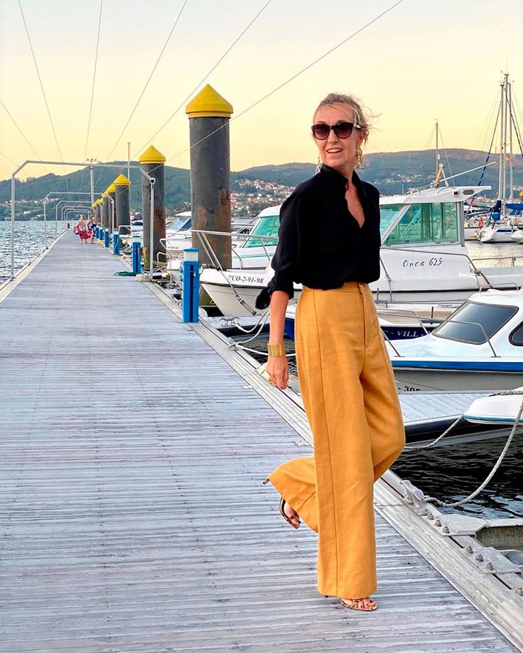 Si alguien sabe cómo sacar su mejor versión es una profesional de moda, de los diversos sectores que existen. Maica Jáuregui es asesora de imagen y estilo, instagramer y una de las españolas mayor de 50 años con los mejores looks y que más nos inspiran para vestir cada día. Stylish Outfits For Women Over 50, Paris Chic, Model Outfit, Dramatic Classic, Style Casual Chic, Over 50 Womens Fashion, Fashion Victim, Day Night, Aging Gracefully