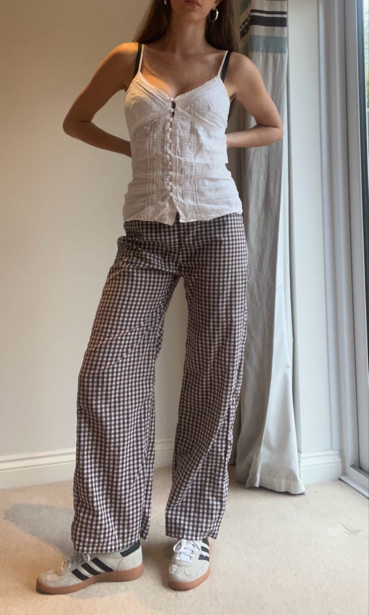 Gingham Summer Outfit, Linnebyxor Outfit Dam, Gingham Trousers Outfits, Gingham Outfit Aesthetic, Park Outfits Summer, Petite Summer Fashion, My Outfit Aesthetic, Pattern Pants Outfit, Fun Pants Outfit