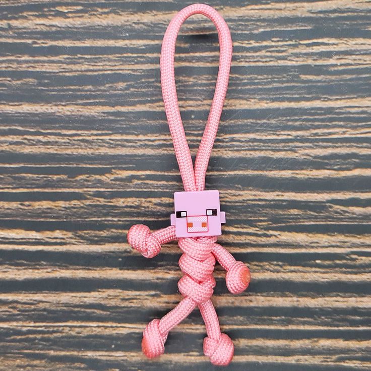 Block Video Game Pig Minecraft Keychain, Pony Bead Designs, Paracord Buddy, Paracord Monkeyfist, Minecraft Pig, Character Keychain, Pig Keychain, Paracord Projects Diy, Snake Knot