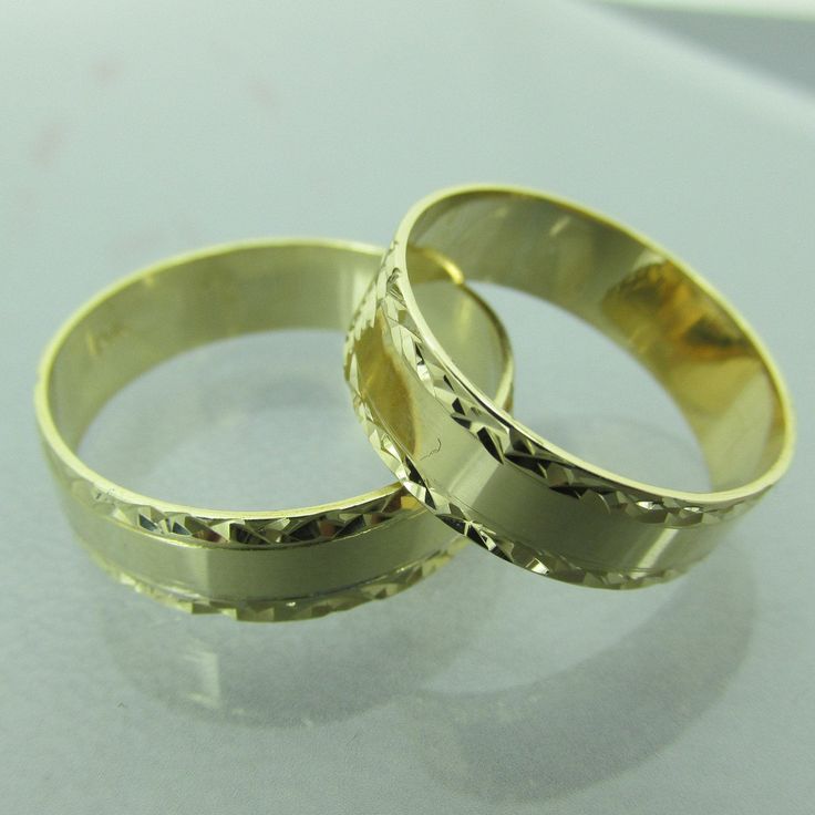 Handmade set of 2 wedding bands in solid 14k gold with diamond cut designs on the edges. Ring size is adjustable, please note the size in the personalization section of checkout. set de 2 anillos para el y para ella en oro de 14k garantisado hecho a mano. Heirloom Wedding Couple Rings Stamped 14k, Gold Diamond Cut Wedding Bands, 14k Gold Wedding Ring With Diamond Cut, Yellow Gold Diamond Cut Bands For Marriage, White Gold 14k Wedding Rings, Yellow Gold Wedding Ring With Round Band, Heirloom 14k Gold Rings For Marriage, Yellow Gold Princess Cut Jewelry For Wedding, Elegant Rings With Decorative Band For Marriage