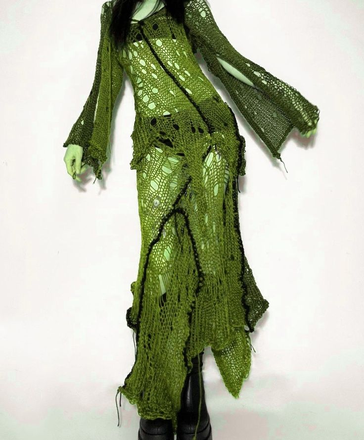 Diy Swamp Monster Costume, Swamp Outfit Aesthetic, Swamp Costume Ideas, Seaweed Outfit, Swamp Monster Makeup, Swamp Witch Outfit, Swamp Aesthetic Clothes, Swamp Monster Costume, Sea Witch Outfit