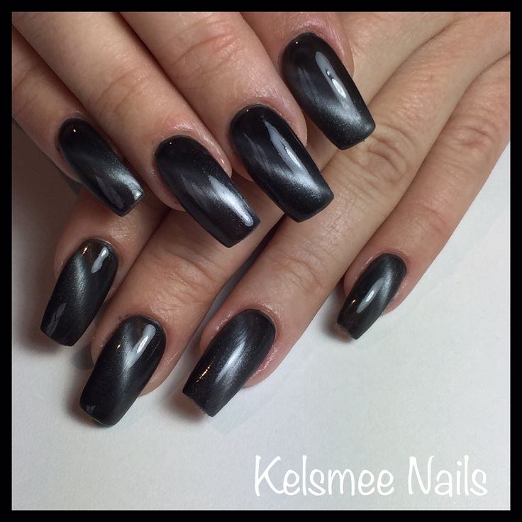 Black cateye Black Cats Eye Nails Design, Black Tiger Eye Nails, Black Nails Magnet, Cateyes Nails Black, Black Cats Eye Nails Design Ideas, Black Cateye Nailart, Black Nails Cat Eye, Black Cats Eye Nails, Black Magnetic Nails