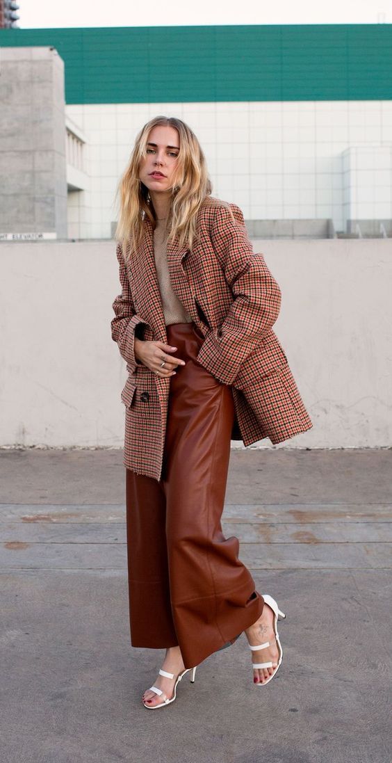 Fall Office Outfits, Fall Outfits Women 20s, Brown Leather Pants, Look Retro, Neue Outfits, Looks Street Style, Outfit Inspiration Fall, Fashion Weeks, Mode Inspo