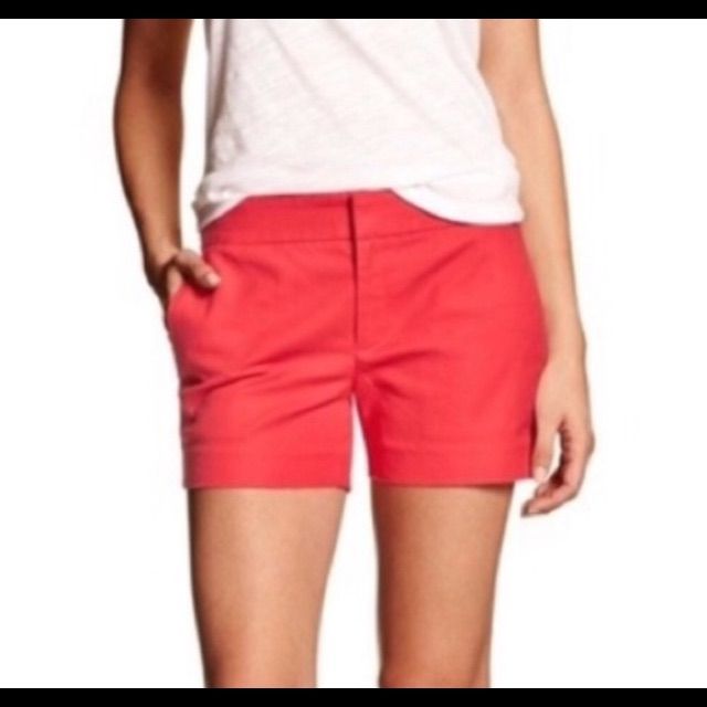 -98% Cotton/2% Elastane -Side Pockets -Back Welt Pockets -Slider And Zipper Closure New With Tag Banana Republic Petite Sizing: Size Xs (0p) Waist 25" Hip 35" Approximate Measurements Taken Flat Inseam 4" Rise 7.5" Chic Stretch Red Shorts, Chic Red Stretch Shorts, Red Summer Bottoms With Short Inseam, Chic Red Shorts For Spring, Fitted Red Shorts For Summer, Chic Red Spring Shorts, Red Stretch Shorts With Pockets, Stretch Red Shorts With Pockets, Red Stretch Summer Shorts