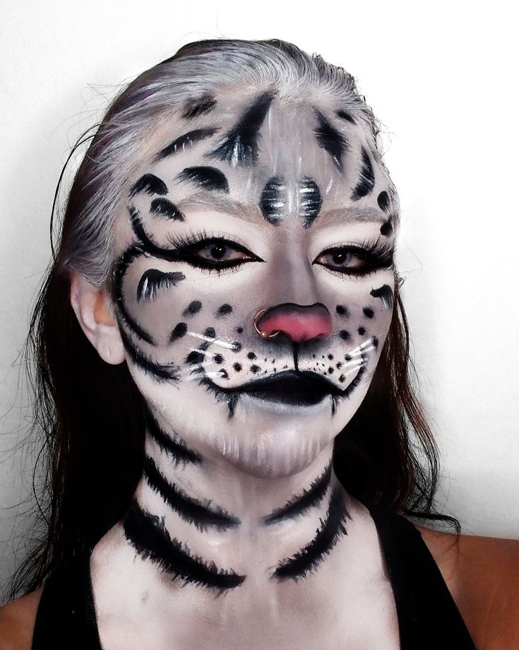 Makeup Cats Face Paint, Tabaxi Cosplay, Animal Face Makeup, Feline Makeup Look, Animal Makeup Halloween, Cat Inspired Makeup, Animal Inspired Makeup, Animal Fantasy Makeup, Cute Halloween Makeup Animal