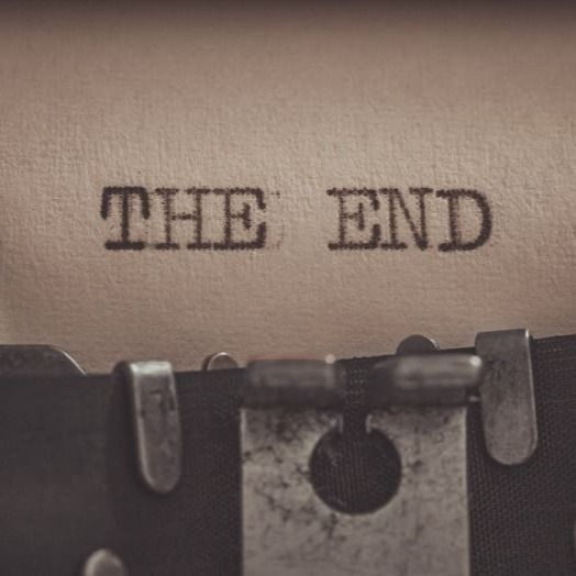 an old fashioned typewriter with the word the end written on it's paper