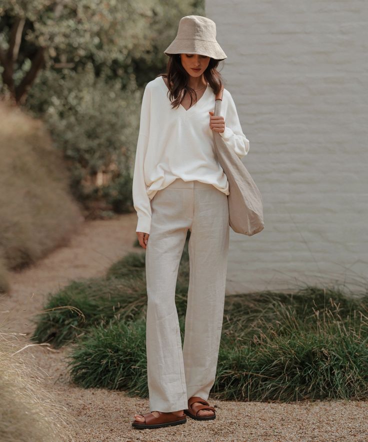 Linen Bucket Hat Natural Inspired by fisherman styles, our elevated take on the classic bucket hat is the summer’s definitive beach bag essential. 100% linen. Made in Portugal. | Jenni Kayne Women's Linen Bucket Hat Size Medium/Large Sunhat Outfit, Chic Travel Outfit, Bucket Hat Outfit, Beach Bag Essentials, Staple Shoes, Summer Hats For Women, Sandals Outfit, Jenni Kayne, Slip Dresses