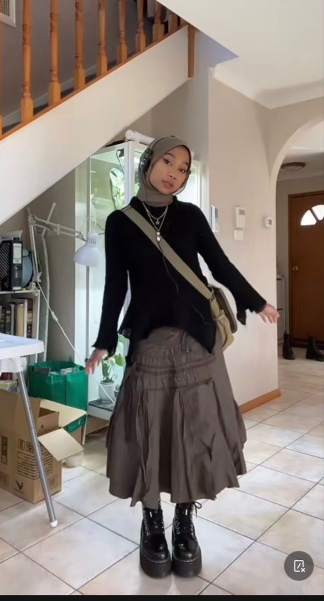 Earthy Hijabi, Acubi Hijabi Style, Alt Hijabi Outfits, Y2k Hijabi Outfits, Acubi Modest Outfits, Acubi Hijab Outfit, Modest Acubi Style, Outfit Y2k Hijab, Hijabi Y2k Outfits