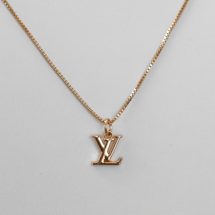 Cute Jewelry Gold, Dainty Logo, Lv Necklace, Prada Necklace, Designer Jewelery, Luxe Logo, Necklaces Dainty, Preppy Jewelry, Expensive Jewelry Luxury