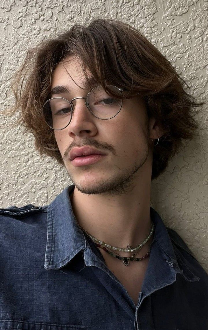 Middle Part Haircut, Images Terrifiantes, Brown Hair Men, Middle Part Hairstyles, Mens Hairstyles Thick Hair, Hairstyles With Glasses, Wavy Hair Men, Mohawk Hairstyles, Middle Part