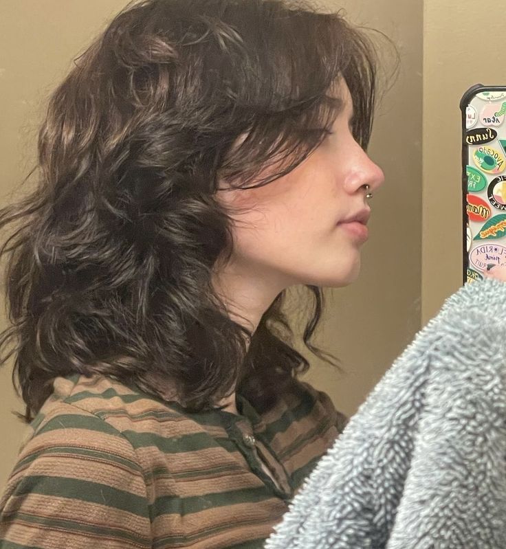 Shag Hair Aesthetic, Short Butterfly Haircut Curly, Wolfhaircut Short Hair, Wolfcut 2b Hair, Haircut For Wavy Hair Short, Shoulder Length Wolf Cut Wavy Hair, Mullet Hairstyle Women Wavy Hair, Layer Short Haircut Mid Length, Medium Length Haircut Alt