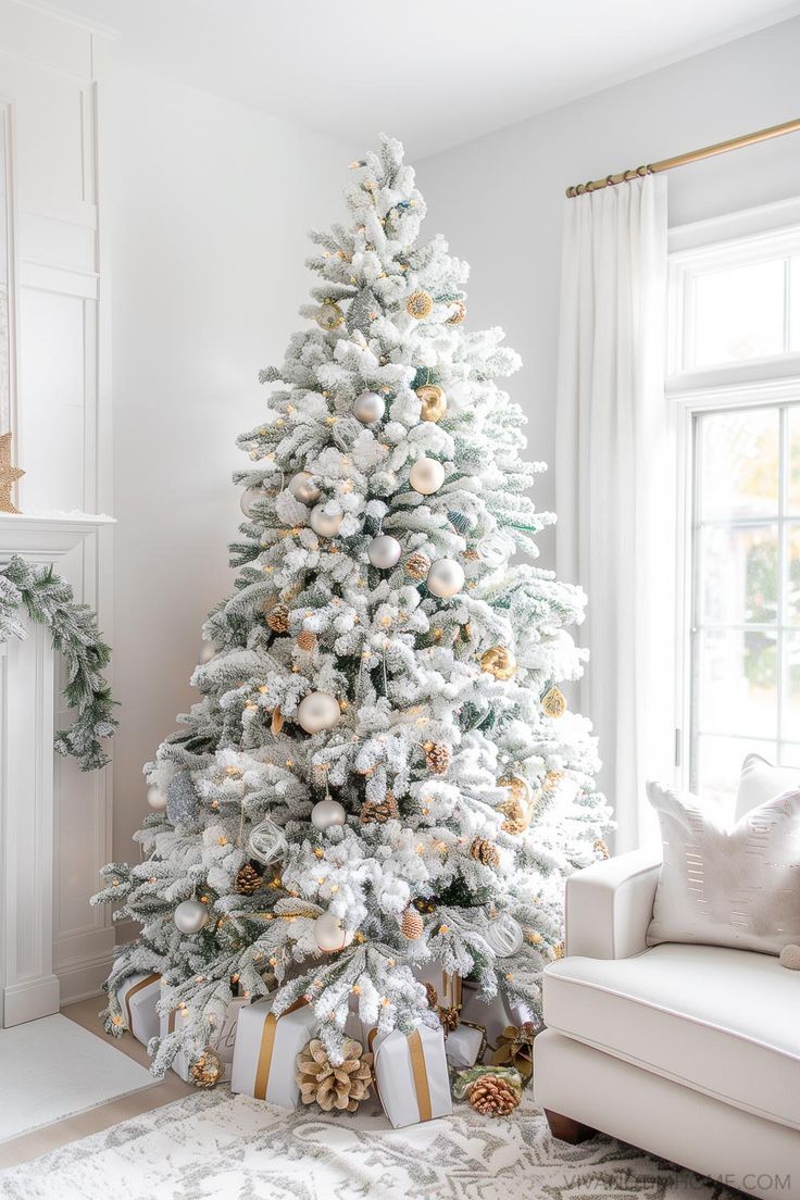 Flocked Christmas tree Faux Trees, White Christmas Tree Decorations, Faux Christmas Trees, Minimalist Christmas Decor, Modern Christmas Tree, Unique Christmas Trees, Christmas Tree Inspiration, Christmas Themes Decorations, White Christmas Trees