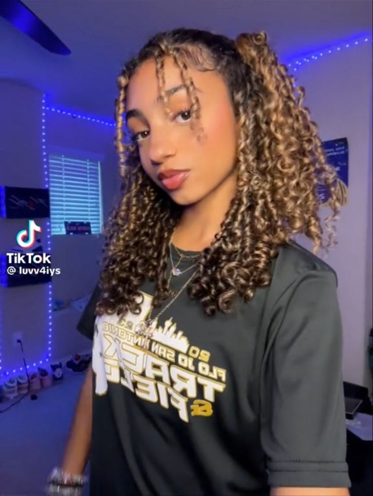 Madeline Mcgraw, Lip Syncing, Pretty Dark Skin, Highlights Curly Hair, Y2k Hairstyles, Hair Ponytail Styles, Curly Girl Hairstyles, Ponytail Styles, Favorite Hairstyles