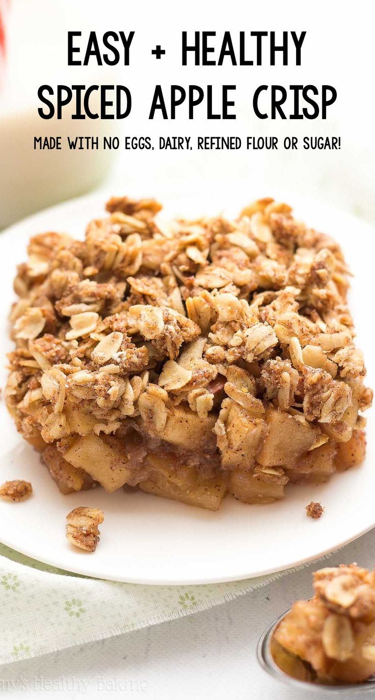 an easy and healthy apple crisp on a white plate with the title text overlay