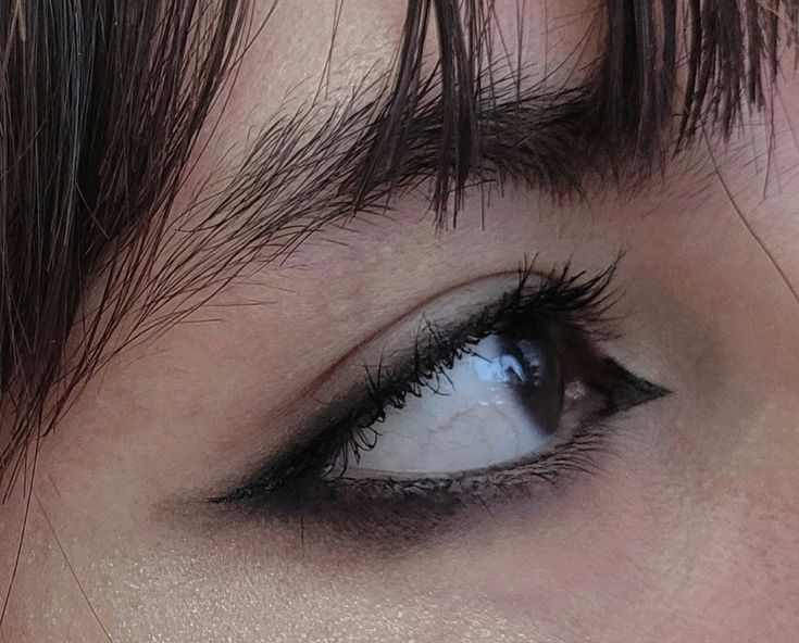 Under Eye Eyeliner Looks, Smokey Under Eye, Eyeliner Under The Eye, 2023 Summer Makeup, Smoky Eyeliner Look, Eyeliner For Big Eyes, Smoky Eyeliner, Smudged Eyeliner, Halloween Board