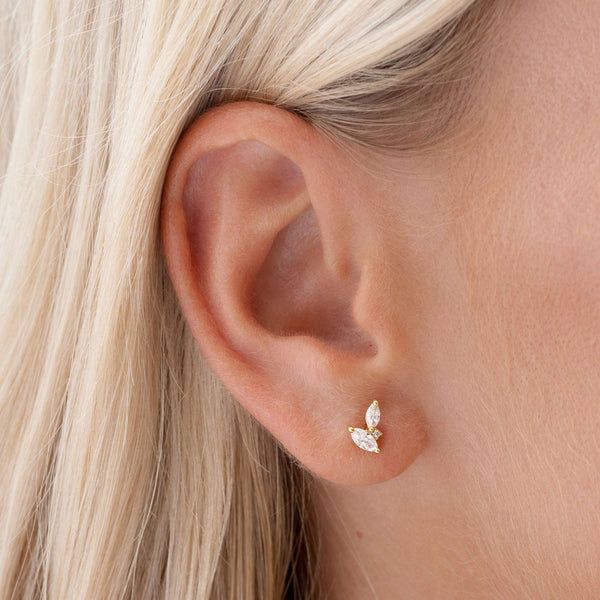 Three Diamond Earrings, Three Stone Earrings, Simple Jewelry Earrings, Small Earrings Gold, Gold Earrings Models, Simple Stud Earrings, Mini Earrings, Minimal Earrings, Climber Earrings