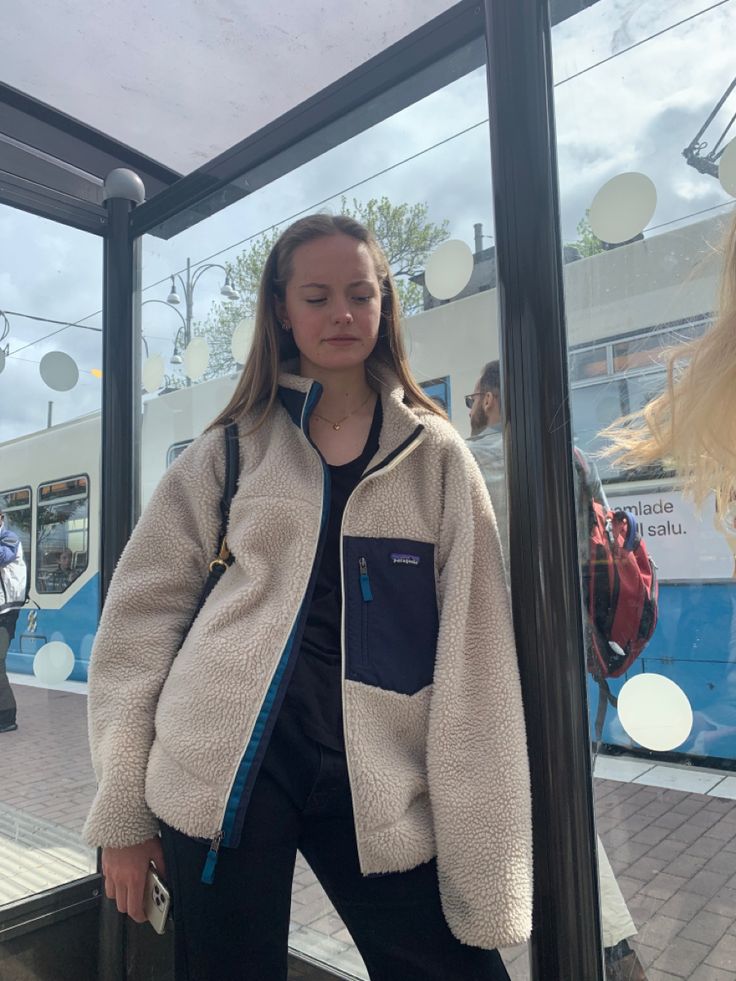 Fleece Outfit Women, Fleece Jacket Outfit, Scandi Fashion, Patagonia Outfit, Patagonia Fleece Jacket, Fleece Outfit, Cold Outfits, Stockholm Fashion, Winter Fashion Outfits